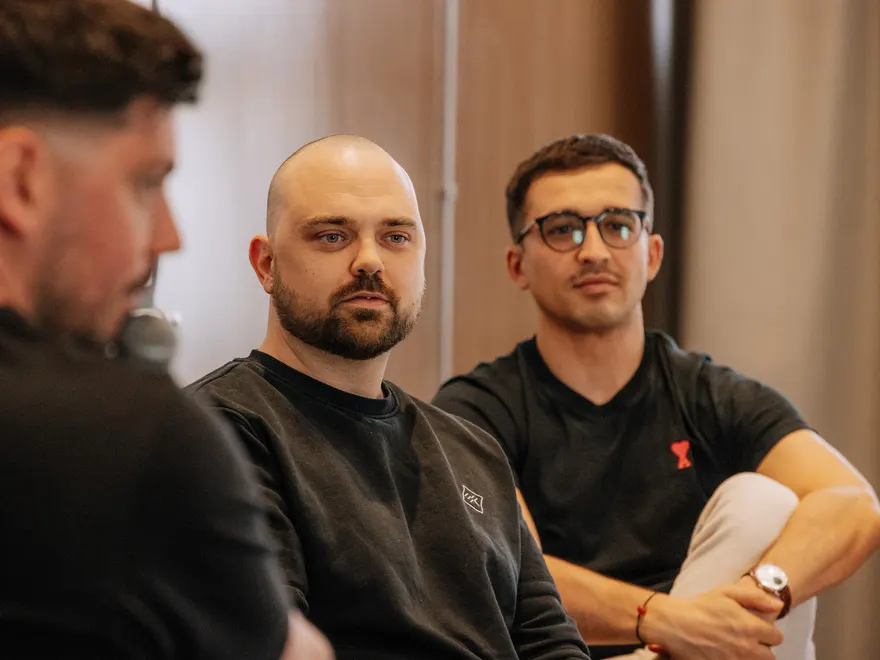 Discussion de travail entre entrepreneurs