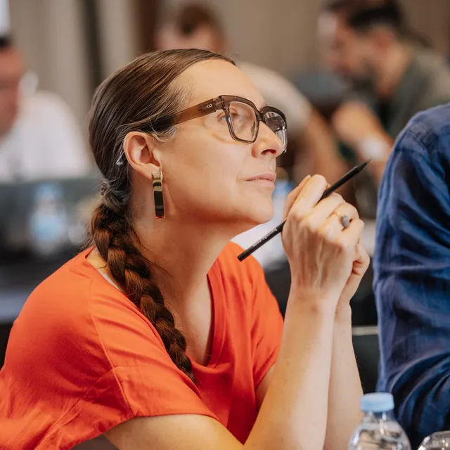 Dirigeante en réflexion pendant une session de travail