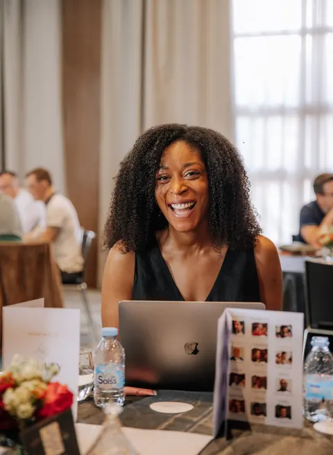 Entrepreneure au travail, sourire